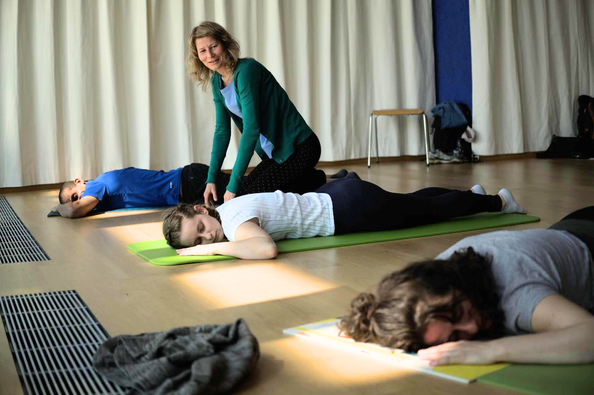 Ma pratique et mon expérience d'enseignante de yoga et de mouvement somatique me démontrent quotidiennement l'efficacité et à la fois la simplicité de cette méthode et me donnent envie de la faire connaître aux autres pour qu'ils puissent soulager leurs douleurs et tensions.